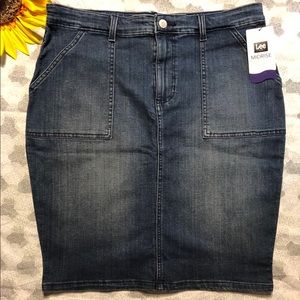💫NWT Lee Midrise Woman’s Jean skirt size 12